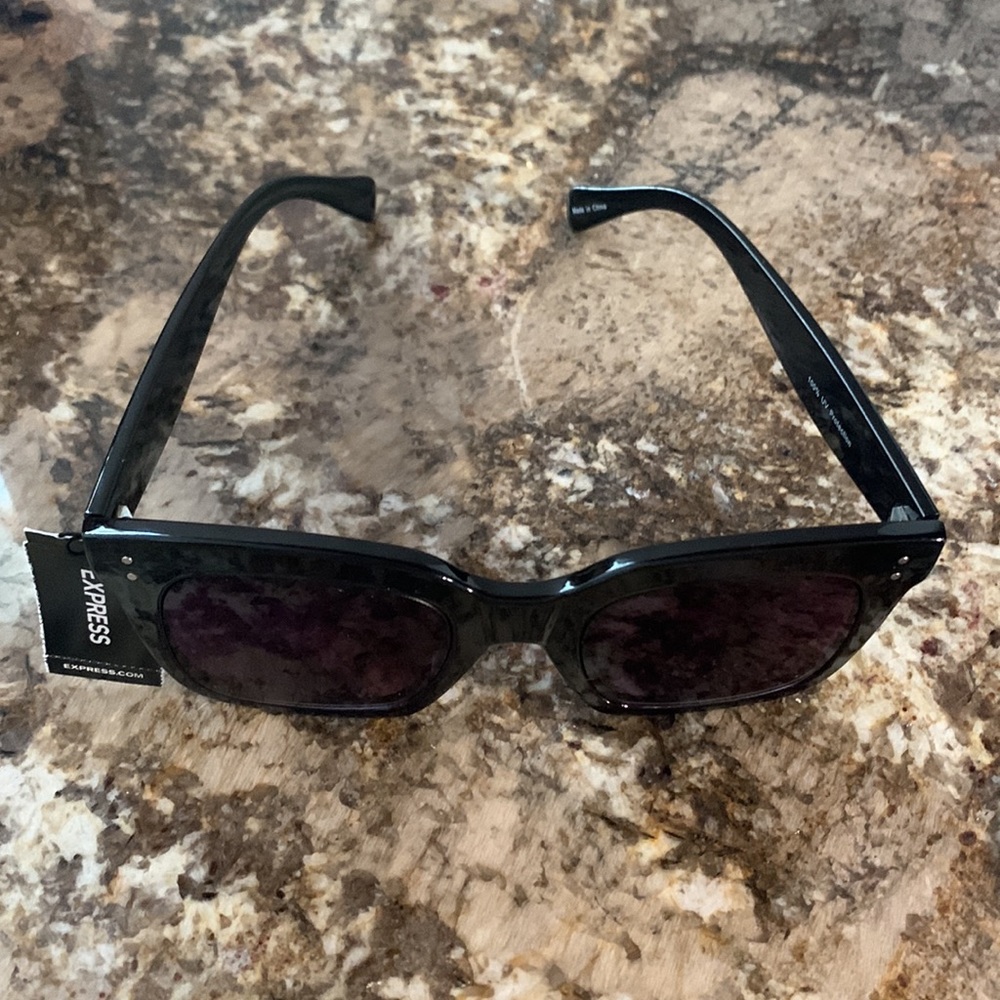 EXPRESS Sunglasses - Picture 3 of 9